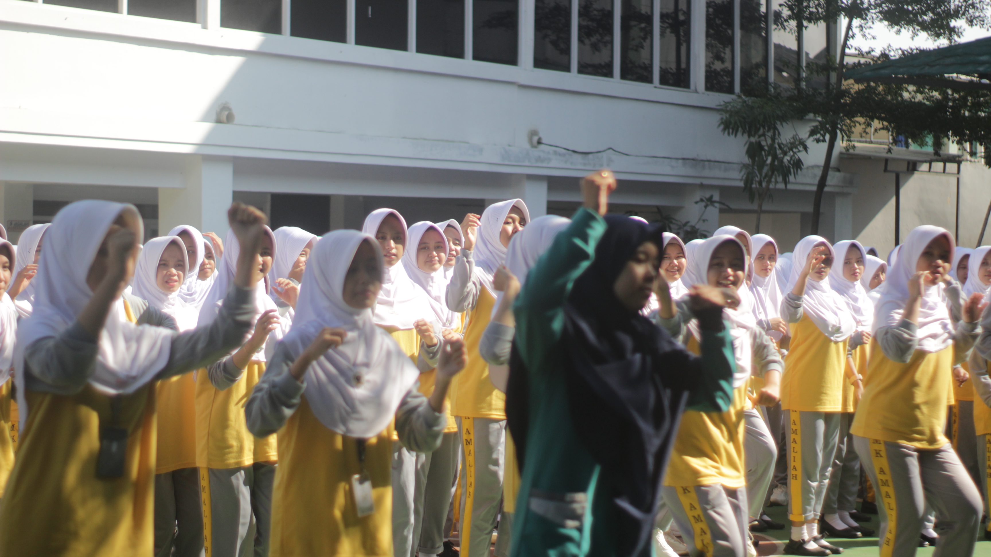 Tingkatkan Kepedulian Lingkungan dan Spiritual, OSIS-MPK Gelar Jumsih dan Kegiatan Ngabers
